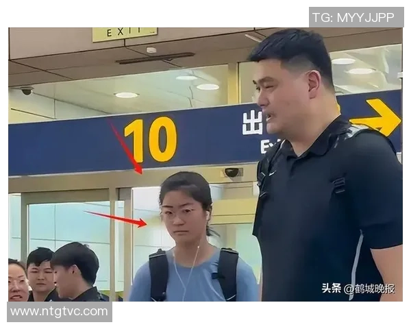 在浪漫巴黎街头偶遇姚明的奇妙瞬间与篮球传奇的交汇
